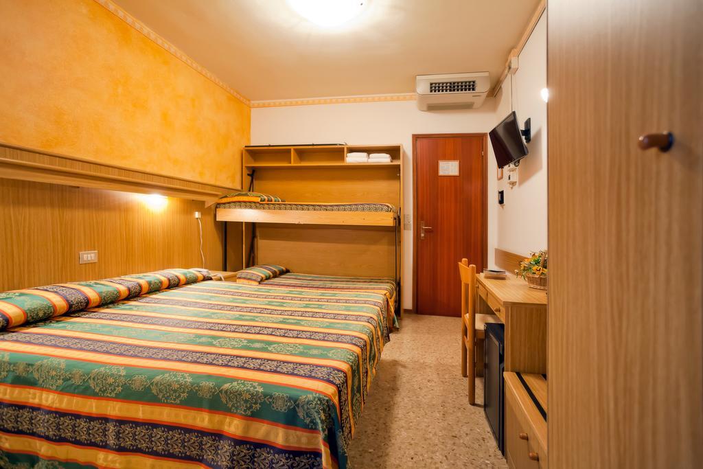 Hotel Kennedy Bibione Habitación foto