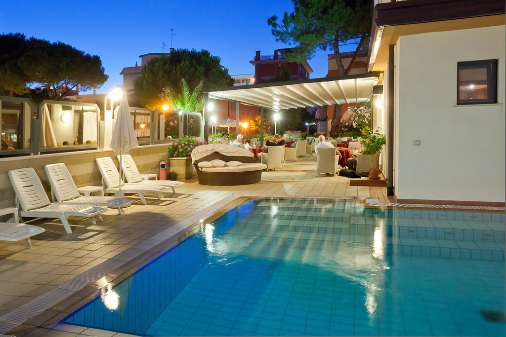 Hotel Kennedy Bibione Exterior foto